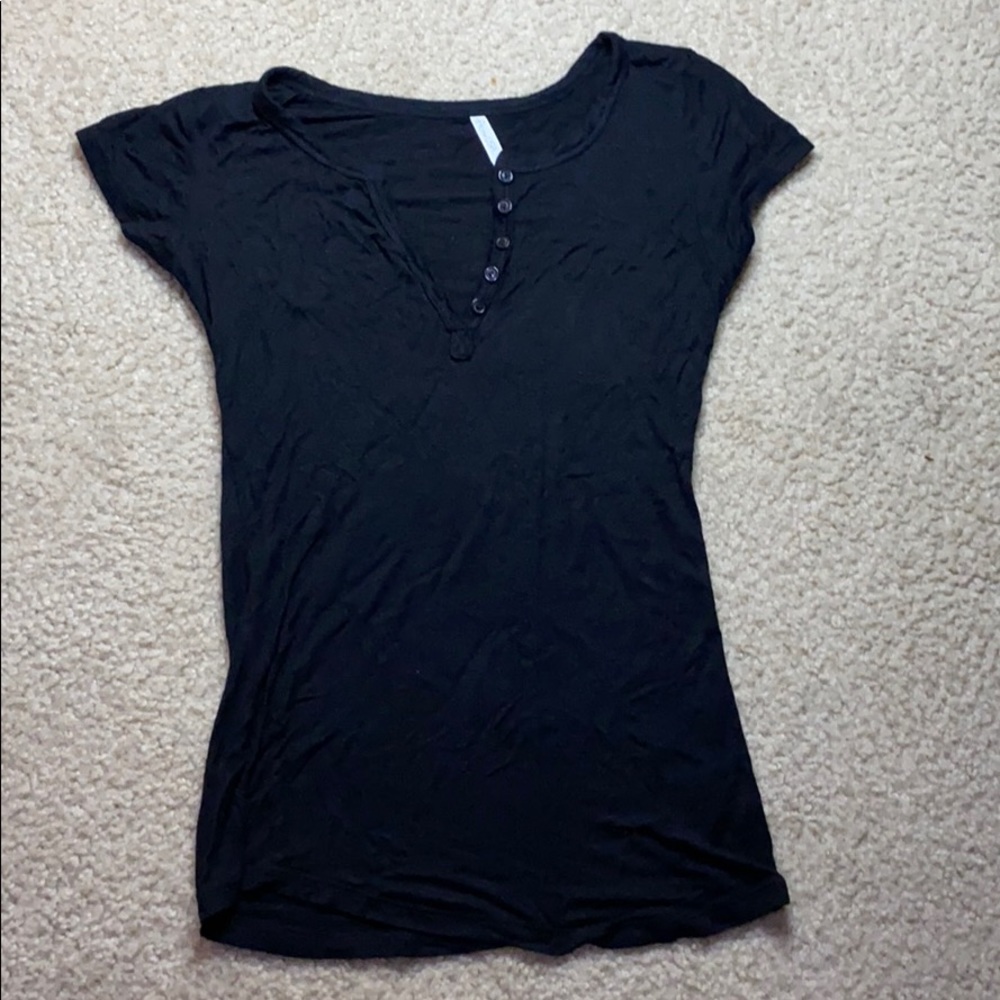 Black light fitted t-shirt with buttons (V-Cut)